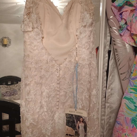 Maggie Sottero Collins wedding dress - Picture 6 of 13